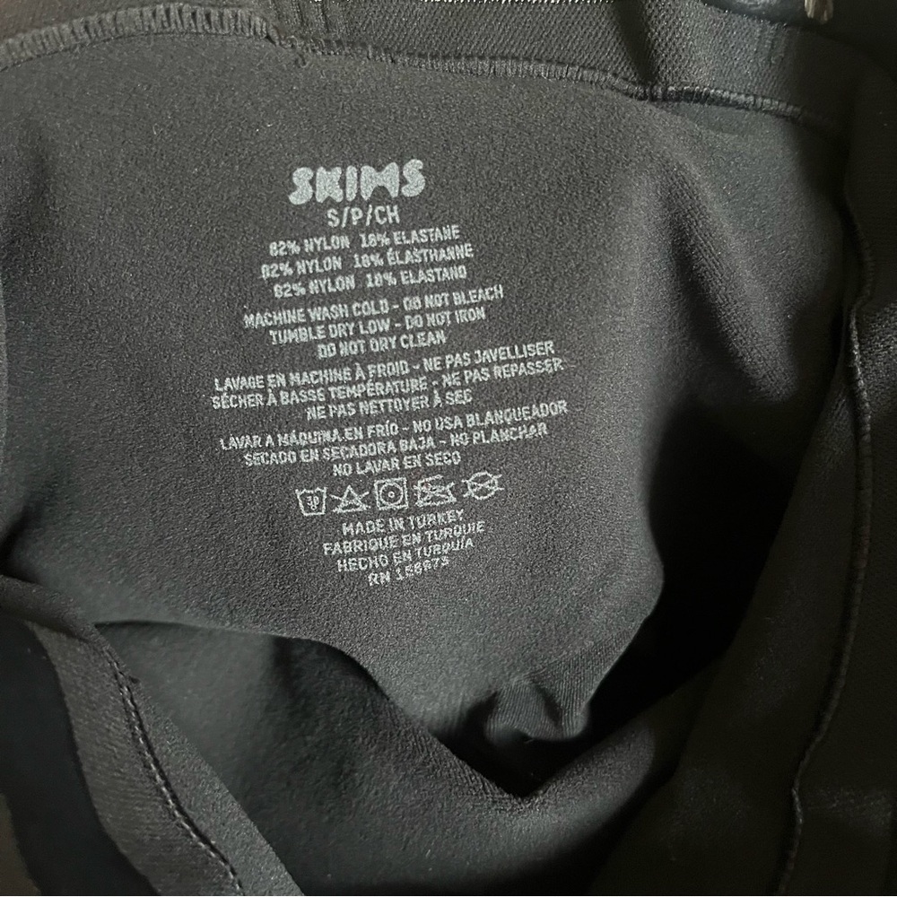 Skims Mid Thigh Short (size SMALL) in Onyx - Picture 6 of 6